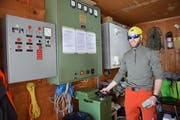 Der Lift musste abgestellt werden. Thomas Brülisauer dreht am Rad, drückt auf einen Knopf und setzt ihn wieder in Betrieb.