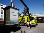 Die Leerung mit einem Kran ist günstiger als das Einsammeln einzelner Güselsäcke. Unterflurcontainer gehören deshalb zunehmend zum Standard. (Bild: Stefan Kaiser (Baar, 05. September 2018))