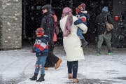 Bei winterlichen Verhältnissen ist eine Touristin mit ihren Kindern auf dem Weg zum Titlis. (Bild: Eveline Beerkircher (Engelberg, 28. Februar 2018))