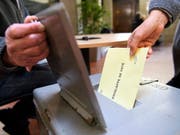 Bei den kantonalen Wahlen kam es im März 2017 zu Unregelmässigkeiten. Ein Mann hatte rund 190 Wahlzettel aus Briefkästen gefischt und gefälscht. (Bild: KEYSTONE/LAURENT GILLIERON)