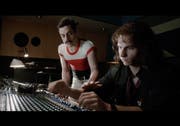 Der Goldacher Philip Andrew Trümpi (r.) in seiner Rolle als Musikproduzent Reinhold Mack im Kinofilm «Bohemian Rhapsody». Dahinter steht Freddie Mercury, gespielt von Rami Malek. Bild: zVg
