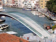 Die berühmt-berüchtigten Glasstufen der Calatrava-Brücke in Venedig werden nun durch Trachyt-Platten ersetzt. (Bild: KEYSTONE/EPA/ANDREA MEROLA)