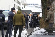 Polizisten bei der Verhaftung des Täters am Mittwoch.