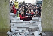 «Sinn Fein»-Parteichefin Mary Lou McDonald (Mitte) bei einer Demonstration gegen den Brexit. Bild: Charles McQuillan/Getty (Louth, 26. Januar 2019)