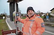 Er bestimmt, wer wann die Baustelle passieren kann: Hanspeter (Bild: Christian Breitschmid)