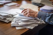 Gestern prüften die Stimmenzähler die Gültigkeit der brieflich abgegebenen Stimmen, zählen dürfen sie erst morgen. (Bild: Michel Canonica)