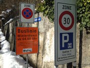 An der Einfahrt zur oberen Hälfte der Zwinglistrasse warnt ein oranges Hinweisschild vor der Schneeräumung. (Bild: Reto Voneschen - 8. Februar 2019)