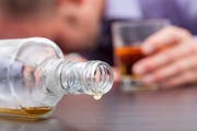 Alkoholsucht ist weit verbreitet. (Bild: Fotolia)