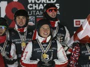 So sehen Sieger aus: Noé Roth, Carol Bouvard und Nicolas Gygax (von links nach rechts) (Bild: KEYSTONE/EPA/GEORGE FREY)