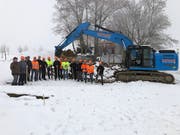 Vertreter von Gemeinden und Baufirmen beim Spatenstich. Bild: Trudi Krieg