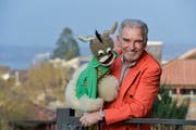 Bauchredner Urs Kliby mit seiner Puppe Caroline. (Bild: Donato Caspari)