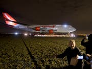 Auf dem Landweg wird eine ausgemusterte Boeing 747 zu einem Hotel in den Niederlanden geschleppt, wo sie als Attraktion dienen für die Besucher soll. (Bild: KEYSTONE/AP/PETER DEJONG)