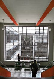 Im Bauhaus-Gebäude in Dessau gehen bis heute Studierende ein und aus. (Bild: Waltraud Grubitzsch/EPA, Alexander Becher/EPA)