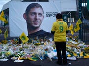 Am Freitag bestätigte die Polizei den Tod von Emiliano Sala. Fans des FC Nantes trauern um den argentinischen Fussballer (Bild: KEYSTONE/AP/THIBALT CAMUS)