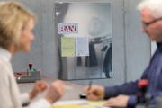 Im Werdenberg hat sich die Zahl der Stellensuchenden leicht erhöht, im Toggenburg sank sie deutlich. (Bild: Gaetan Bally/Keystone)