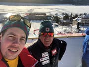Der Berner Martin Rufener (rechts), Cheftrainer des kanadischen Skiteams, gehörte auch zu denjenigen, die den Zielsprung genauer unter die Lupe nahmen. (Bild: PD)