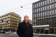 CVP-Einwohnerrat Kurt Gisler zwischen den beiden Gebäuden – links die Luzernerstrasse 11, rechts das neue Stadthaus. (Bild: Eveline Beerkircher, Kriens 7. Februar 2019)