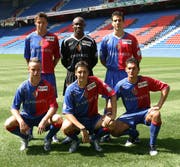 Die neuen FCB-Spieler von 2005: Damir Dzombic, Louis Crayton, Bruno Berner (hinten von links) und Ivan Rakitic, Zdravko Kuzmanovic und Baykal Kulaksizoglu (vorne von links). (Bild: Keystone)