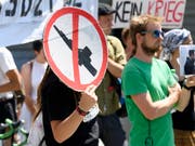 Demonstranten protestierten im vergangenen Sommer an einer Kundgebung in Bern gegen Waffenexporte in Bürgerkriegsländer. (Bild: KEYSTONE/ANTHONY ANEX)