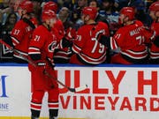 Nino Niederreiter klatscht nach seinem Powerplay-Tor mit den Teamkollegen ab (Bild: KEYSTONE/FR171450 AP/JEFFREY T. BARNES)