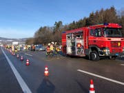 Bei einem von drei Auffahrunfällen am «Bürerstich» der Autobahn A1 bei Oberbüren SG wurde am Freitagmorgen eine Beifahrerin eines Autos tödlich verletzt. Fünf weitere Personen erlitten unbestimmte Verletzungen. (Bild: Kantonspolizei St. Gallen)