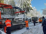 An der oberen Zwinglistrasse wird ein Auto abgeschleppt, das die Schneeräumung behinderte und dessen Halter nicht ausfindig zu machen war. (Leserbild: Paul Scheibling - 5. Februar 2019)