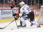Fribourgs Sebastian Schilt (rechts) bedrängt den Berner Simon Moser (Bild: KEYSTONE/ADRIEN PERRITAZ)