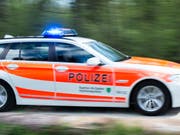 Bei einem Verkehrsunfall in Oberbüren SG ist am Freitagmorgen eine Beifahrerin eines Autos tödlich verletzt worden. (Bild: KEYSTONE/GIAN EHRENZELLER)