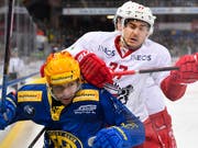 Lausannes Robin Grossmann teilt gegen den Davoser Topskorer Inti Pestoni aus (Bild: KEYSTONE/GIAN EHRENZELLER)