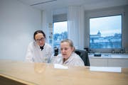 Susanna Petit (links) mit der medizinischen Praxisassistentin Gaby Bachmann.