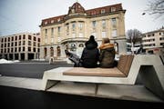 Statt wie zuvor jahrzehntelang Autos, stehen nun auf den oberen Postplatz in Zug seit kurzem Bänke. (Bild: Stefan Kaiser (8. Februar 2019))