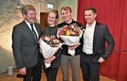 Die beiden Gewinner Anita Zumbühl und Christof Wolfisberg, flankiert von den Regierungsräten Res Schmid (links) und Christian Schäli. (Bild: Romano Cuonz (Stans, 7. Februar 2019))