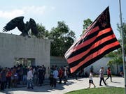 Nach einem Brand im Trainingszentrum des brasilianischen Fussballclubs Flamengo stehen Freunde, Fans und Journalisten am Eingang und warten auf Informationen. (Bild: KEYSTONE/AP/LEO CORREA)