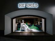 Der Handelskonflikt zwischen China und den USA hat keine Spuren im Geschäft des französischen Luxusmodeherstellers Hermes hinterlassen. Im Bild ein Schaufenster des Hermes-Shops in St. Moritz. (Bild: KEYSTONE/CHRISTIAN BEUTLER)