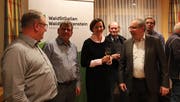 Die Kantonsräte Christian Spoerlé und Christian Rüegg sowie Gemeindepräsidentin Monika Scherrer lassen sich von Nationalrat Thomas Ammann, Präsident des Verbands Wald St. Gallen und Liechtenstein (vorne, von links), aus erster Hand über die aktuellen Herausforderungen der Waldbesitzer informieren. (Bild: PD)