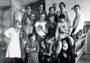 Stölzl, Gunta (eigentl. Adelgunde).Weberin und Textildesignerin; Meisterin der Weberei-Klasse am Bauhaus Dessau;München 5.3.1897 – Männedorf 22.4.1983.Gruppenfoto der Weberei-Klasse von Gunta Stölzl; Stölzl mit Krawatte neben dem Werkmeister A.Albers. (Bild: AKG)