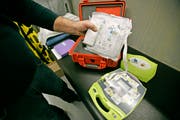 Defibrillatoren finden sich in vielen öffentlichen Gebäuden. Wie hier zum Beispiel in einer Eishalle. (Bild: Reto Martin)