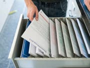 Vor der Einführung des Automatischen Informationsaustauschs haben Tausende von Schweizerinnen und Schweizern noch von der Möglichkeit einer straflosen Selbstanzeige Gebrauch gemacht. Wer ein allfälliges Konto im Ausland auf der Steuererklärung nicht angibt, riskiert ein Strafverfahren. (Bild: KEYSTONE/CHRISTIAN BEUTLER)