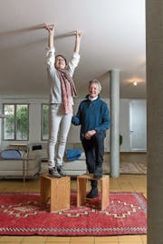Angela Thomas und Erich Schmid wohnen im Max-Bill-Haus in Zumikon. Die Ulmer Hocker, auf denen sie stehen, sind Design-Klassiker, Max Bill hat sie für die Hochschule für Gestaltung Ulm entworfen. (Bild: Hanspeter Schiess (Zumikon, 23. Januar 2019))