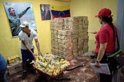 Die Mitarbeiter der Clap (Lokale Komitees zur Versorgung und Produktion) bereiten die Lebensmittelkartons für die Bevölkerung vor. Bild: Manaure Quintero/Getty (Caracas, 2. Juli 2016)