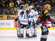 Fribourgs Spieler jubeln beim Leader in Bern (Bild: KEYSTONE/ADRIEN PERRITAZ)