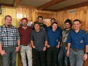 Die Geehrten (von links) Beat Arnold, Karl Gisler, Gustav Scheiber, Franz-Xaver Gisler, Bernhard Arnold, Josef Gisler und Matthias Traxel mit Kommandant Martin Gisler. (Bild: PD)