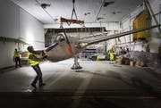 Kurz vor 7 Uhr kommt die Vampire im Hangar des Fliegermuseum an. (Bild: Michel Canonica)