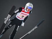 Simon Ammann im Nachthimmel von Lahti. (Bild: KEYSTONE/EPA COMPIC/KIMMO BRANDT)