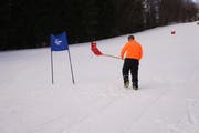 Ein Streckenposten bessert die Piste aus. (Bild: Johannes Wey)
