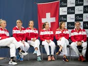 Das Schweizer Fed-Cup-Team bei der Auslosung am Freitag (Bild: KEYSTONE/ANTHONY ANEX)