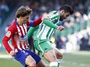 Atléticos Stürmerstar Antoine Griezmann (links) hier im Zweikampf mit Antonio Barragan von Betis Sevilla (Bild: KEYSTONE/EPA EFE/JOSE MANUEL VIDAL)
