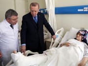 Der türkische Staatspräsident Recep Tayyip Erdogan besuchte am Samstag zunächst den Unglücksort und später einige der Opfer in einem Krankenhaus. (Bild: KEYSTONE/AP Pool Presidential Press Service)