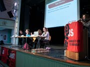 Die Jungsozialisten Schweiz haben an ihrer Jahresversammlung in Bümpliz BE die Nein-Parole zur AHV- und -Steuerreform sowie die Ja-Parole zur Verschärfung des Waffenrechts beschlossen. (Bild: KEYSTONE/PETER SCHNEIDER)