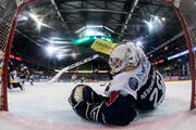 Dank den Paraden von Zugs Torhüter Sandro Aeschlimann gewannen die Zentralschweizer ohne Gegentor. (Bild: KEYSTONE/Alexandra Wey, Zug, 9. Februar 2019)